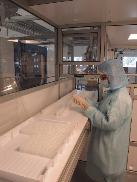 Fabrication de dispositifs médicaux et pharmaceutiques par injection plastique en salle blanche